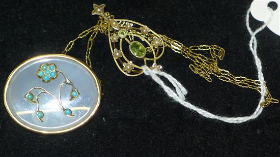 Edwardian 9ct gold, peridot and pearl pendant & an oval onyx, turquoise and yellow metal brooch